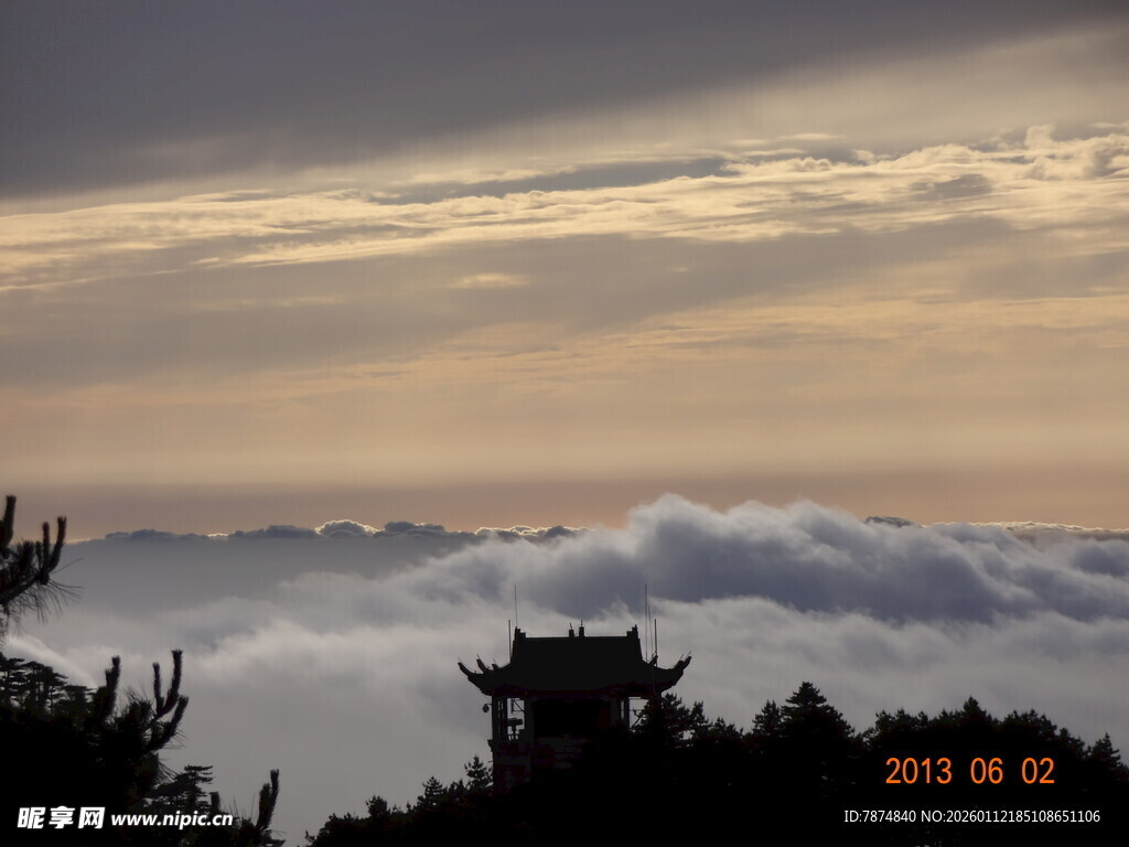 云海中的古建筑景观