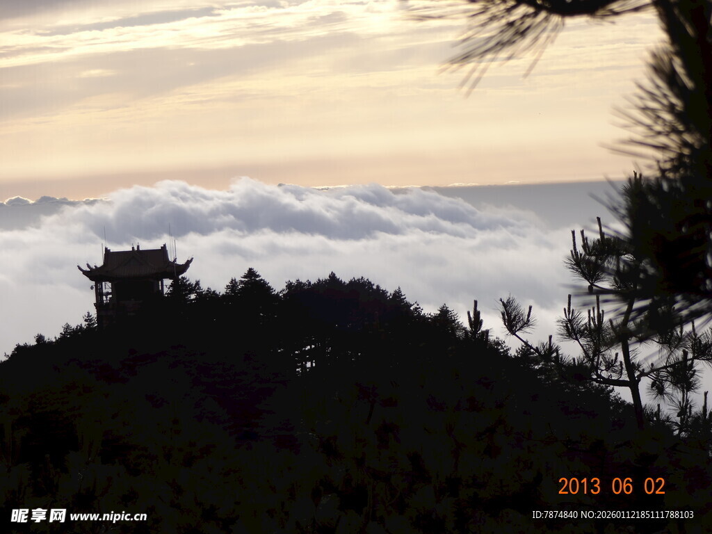 山巅云海中的古朴建筑