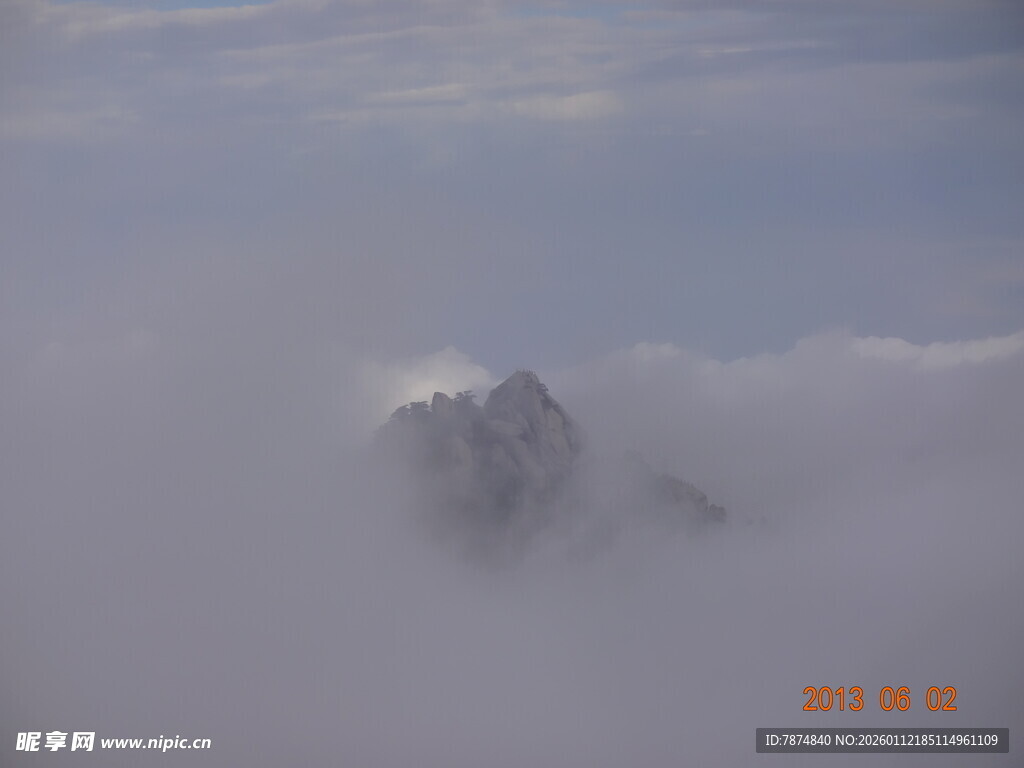 云雾缭绕中的巍峨山峰