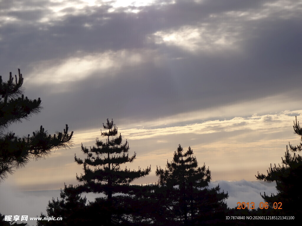 黄昏下的古塔与松林