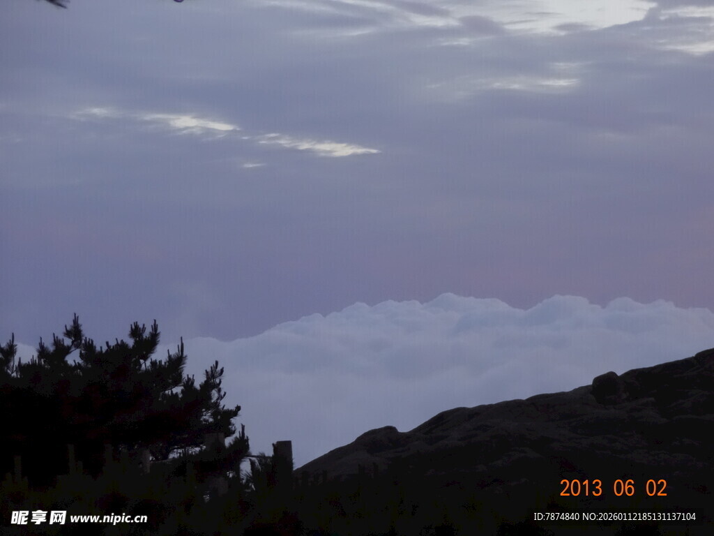 黄昏时分山间云雾景象