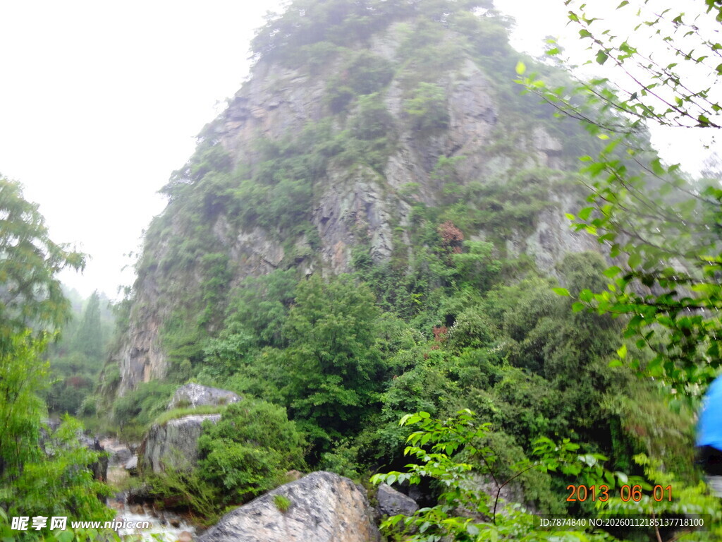 山林间的巍峨山峰