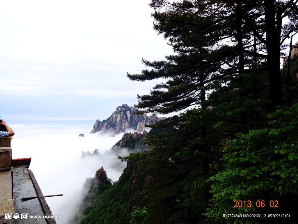 山间云雾缭绕的壮美景色