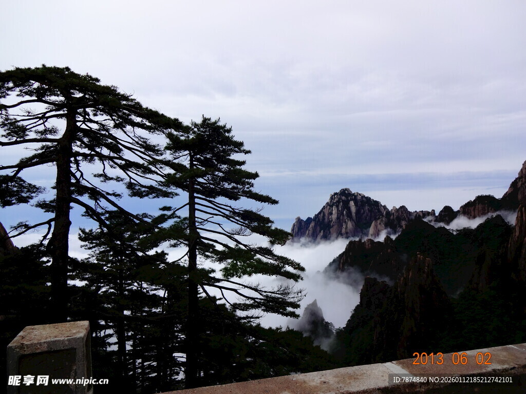 黄山松景 云雾缭绕山峦