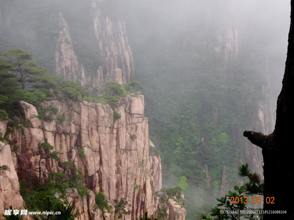 云雾缭绕的壮丽山峰