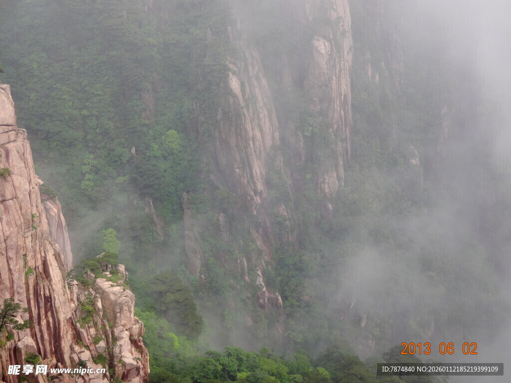 云雾缭绕的险峻山峰