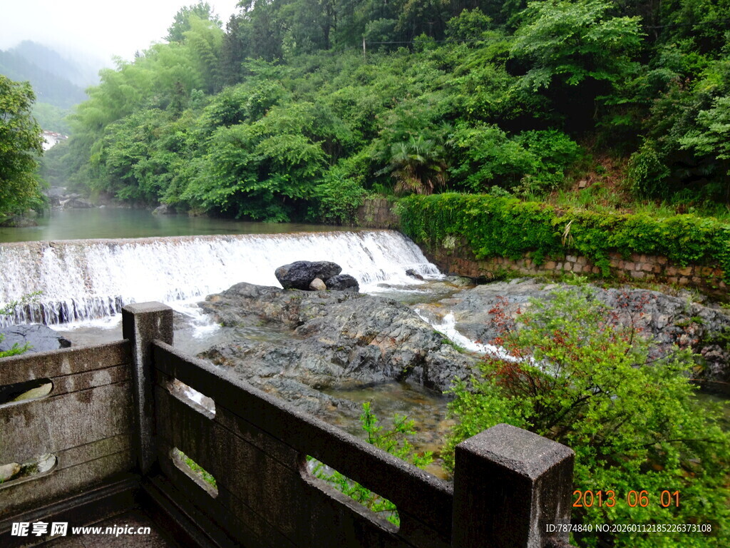 山间瀑布旁的观景木栏