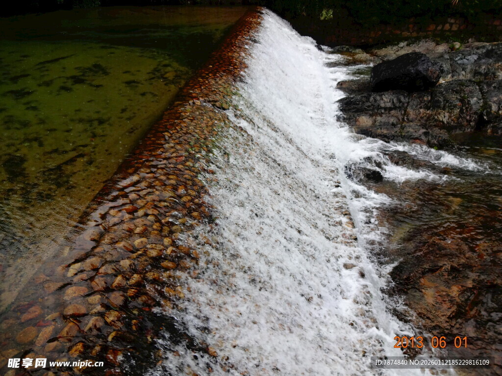 山间小瀑布水流倾泻而下