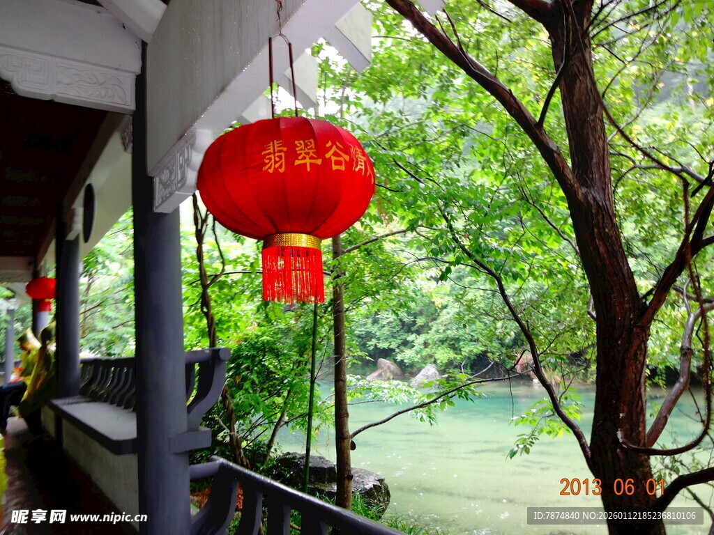 廊下红灯笼映绿树美景