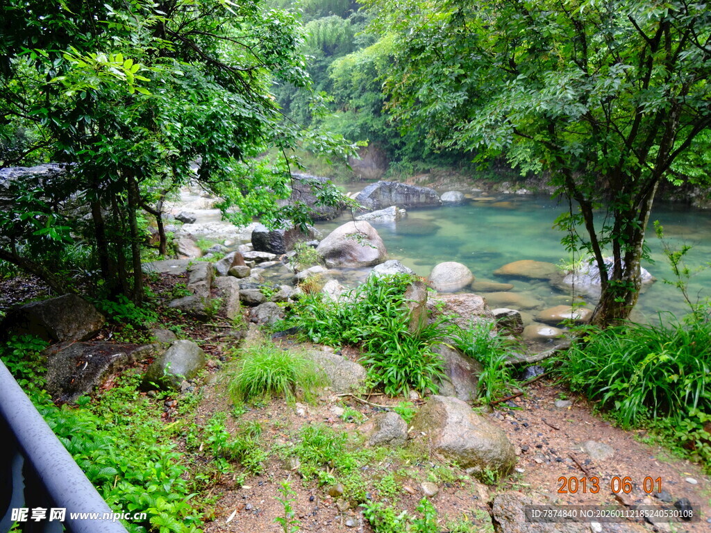 山林间的清幽溪流景致