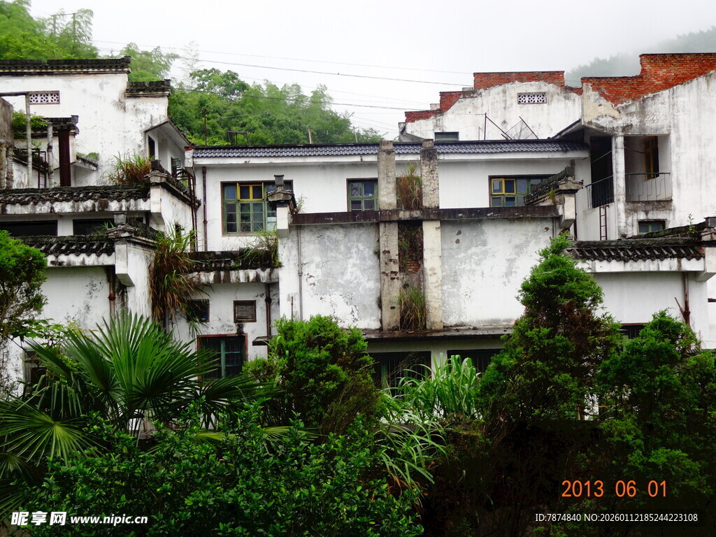 江南白墙黛瓦民居景致