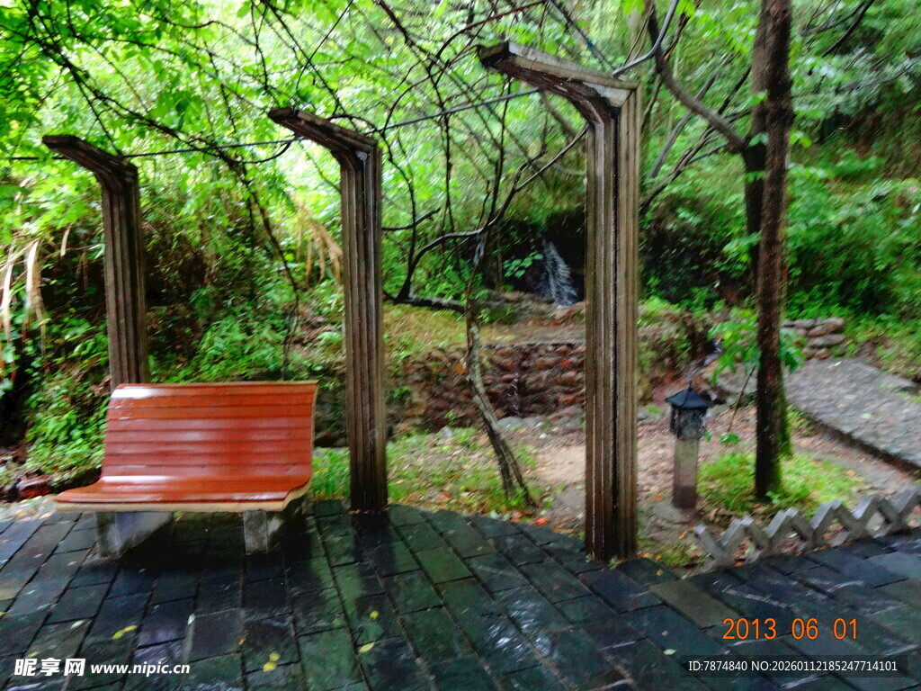 林间红椅 静谧休憩之所