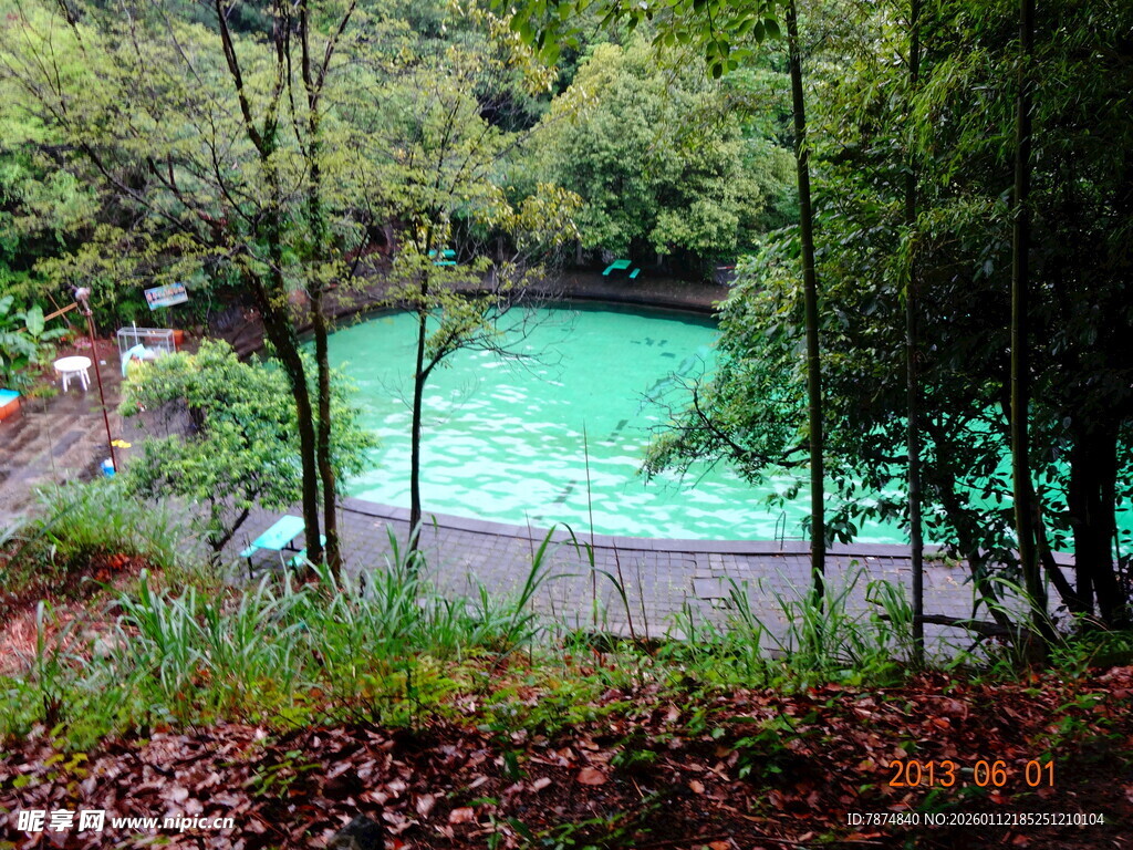 山林间的碧绿清澈小湖泊