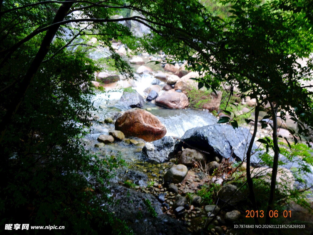山林间的潺潺溪流