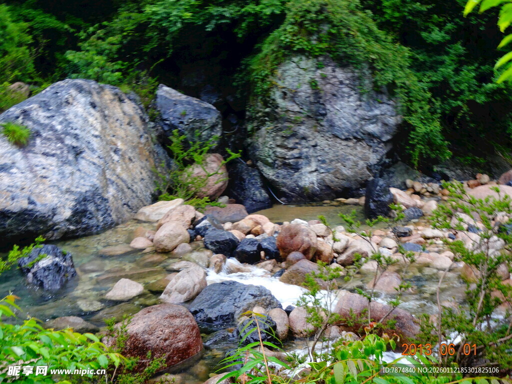 山间溪流与岩石绿植景观