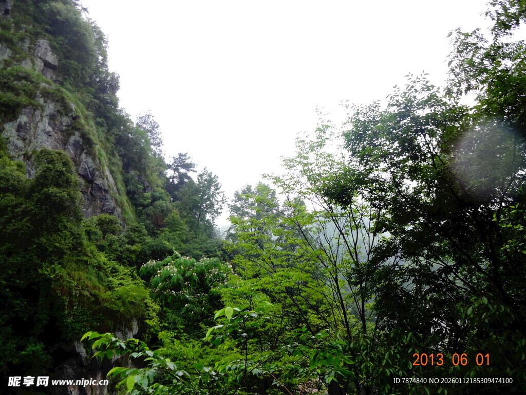 山间绿意盎然的峭壁景色