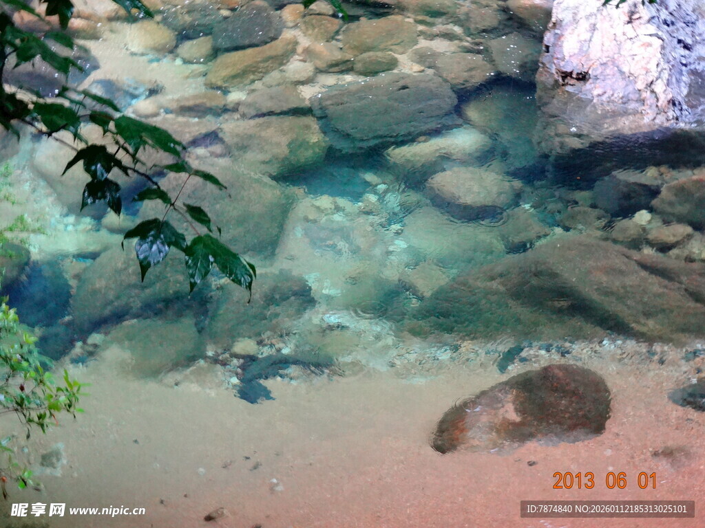清澈溪涧中的多彩石块