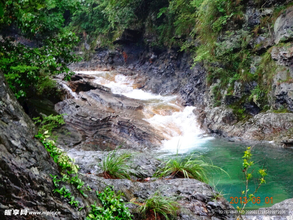 山间溪流瀑布清幽美景
