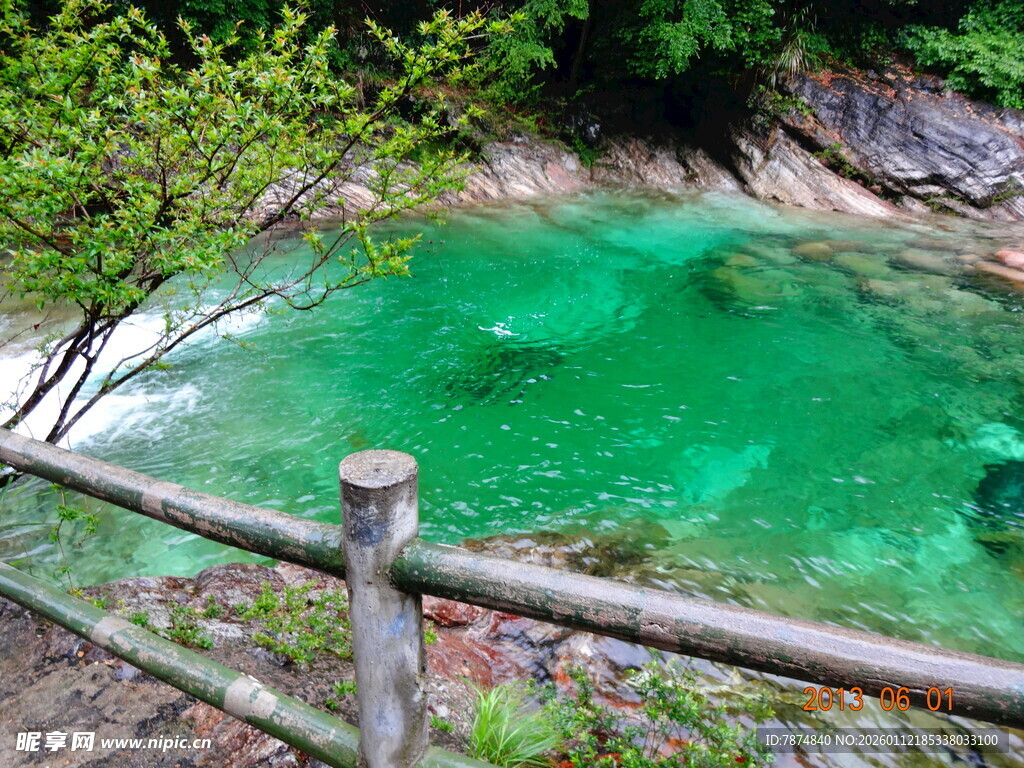 山间碧绿水潭景色迷人