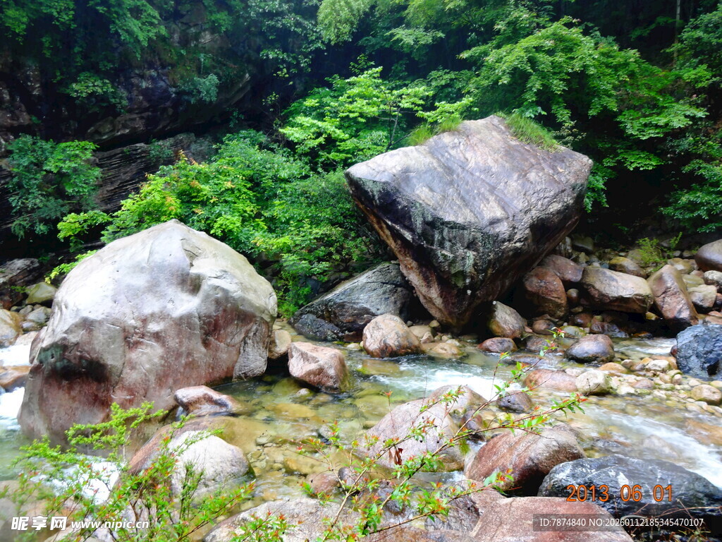 山间溪流旁的嶙峋怪石