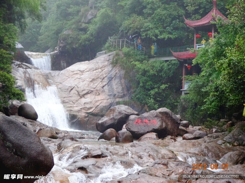 山间瀑布与古朴建筑景观