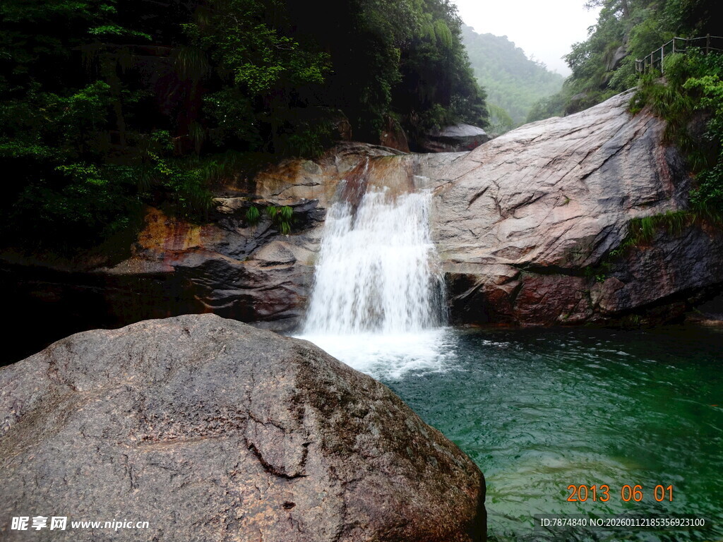 山间清幽瀑布与碧绿潭水
