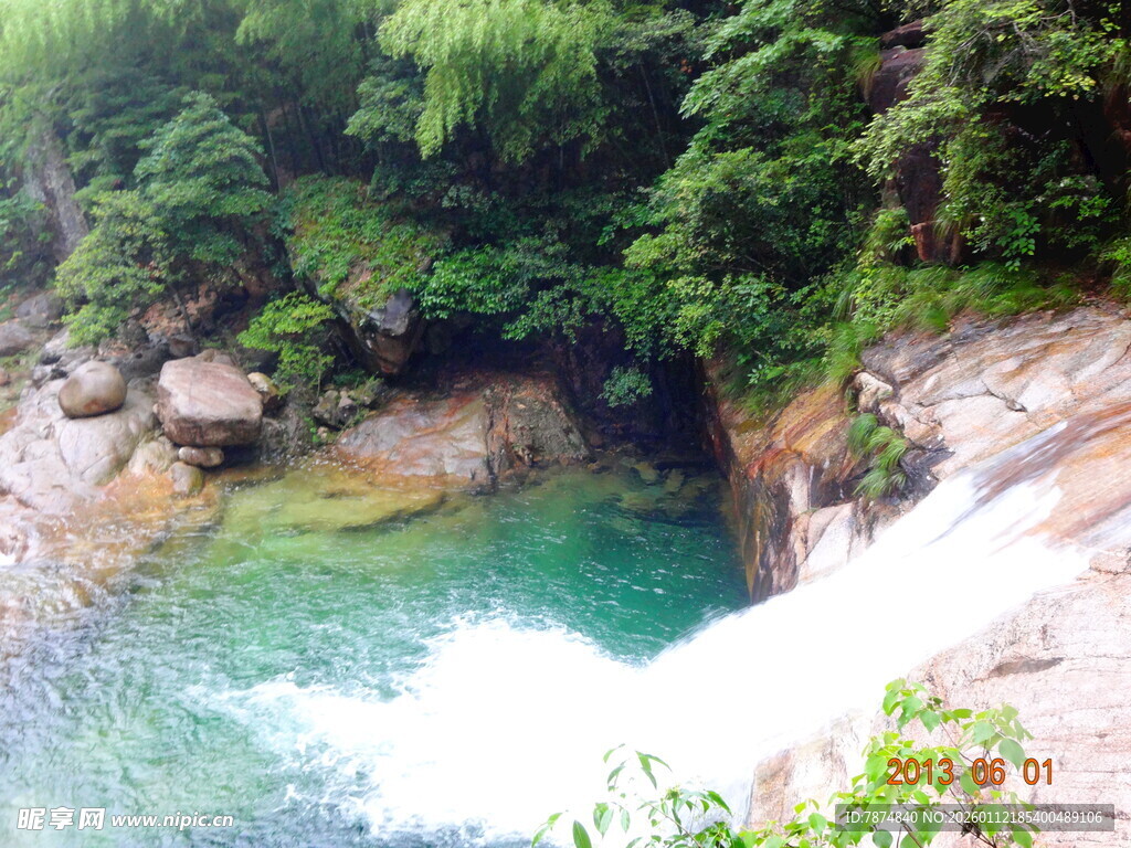 山间碧潭瀑布美景