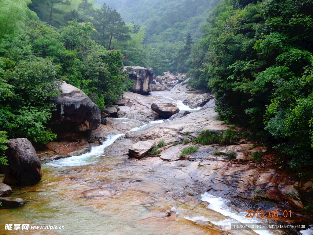 山间溪流 绿意盎然的景致