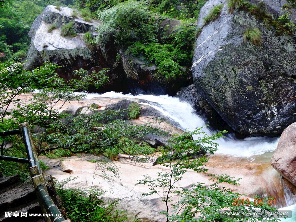 山间瀑布旁的自然景致