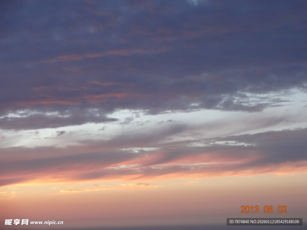 黄昏时分的绚烂天空