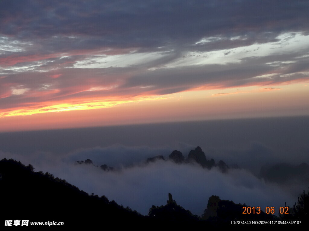 山顶云海处的绚烂日出