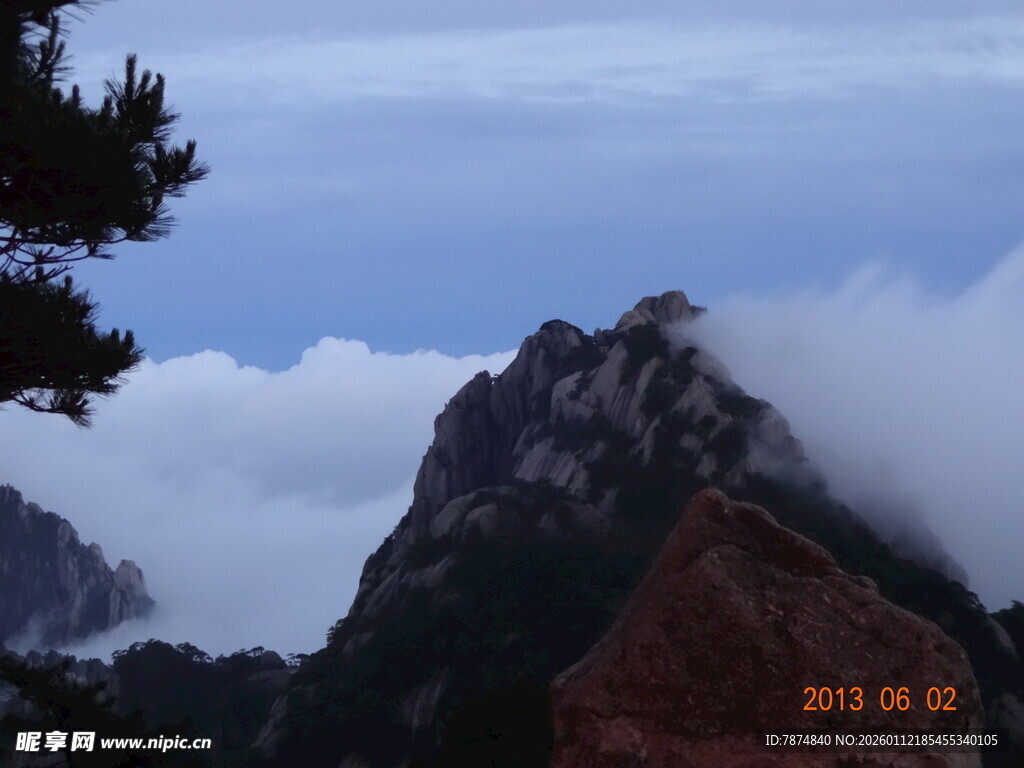 云雾缭绕的壮美山峰