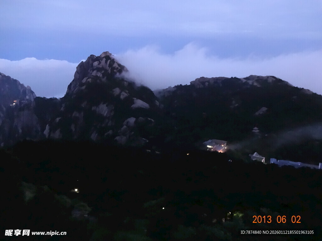 云雾缭绕的壮美山峦