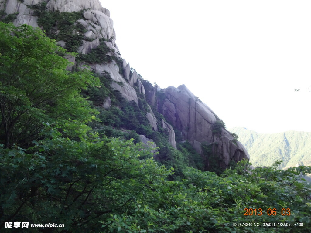 青山绿树间的嶙峋山石