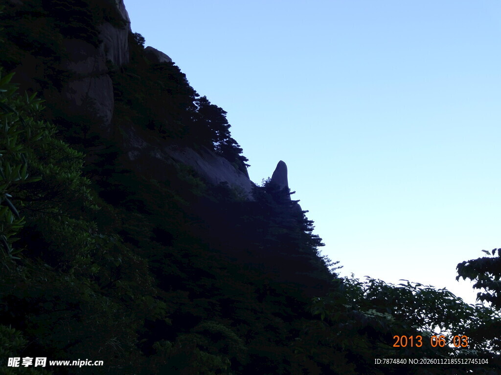 青山峻岭间的自然景致