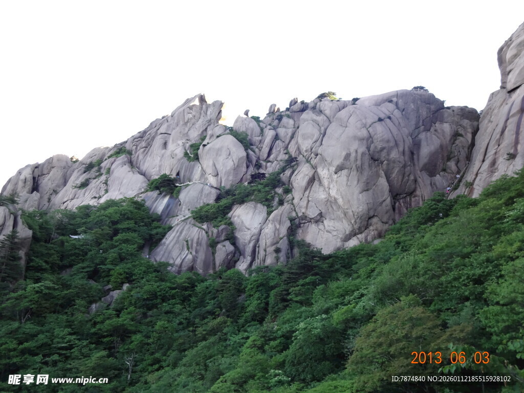 峻峭山峦覆绿植