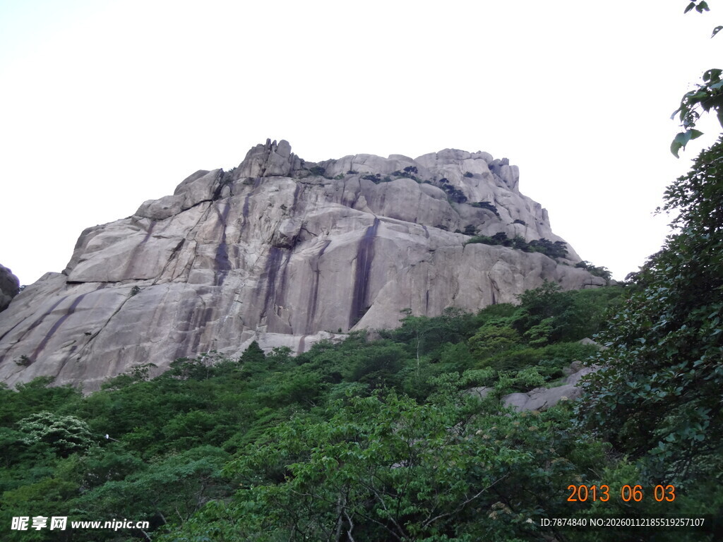 巍峨山石与葱郁植被景观
