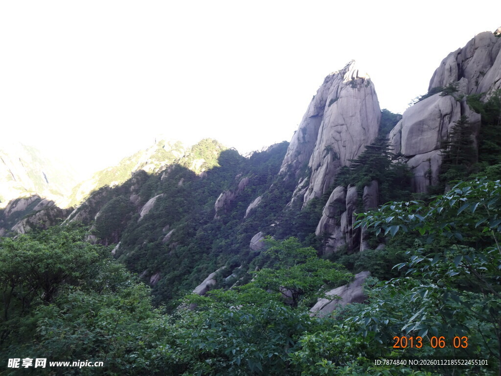 峻峭山峰与葱郁植被