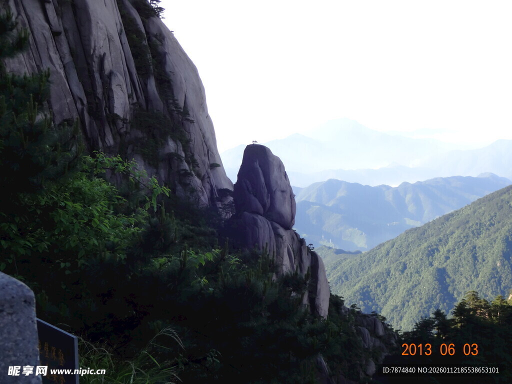 巍峨山景 奇峰绿植相映