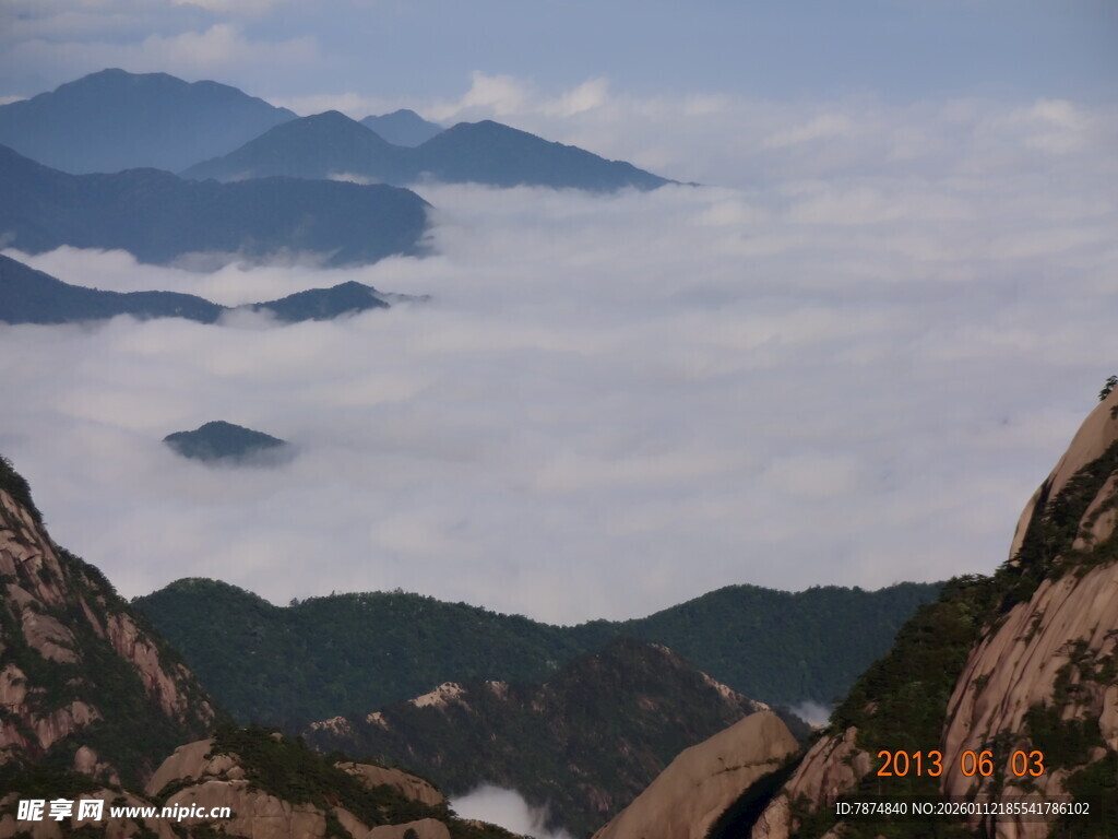 云海环绕的壮美山峦