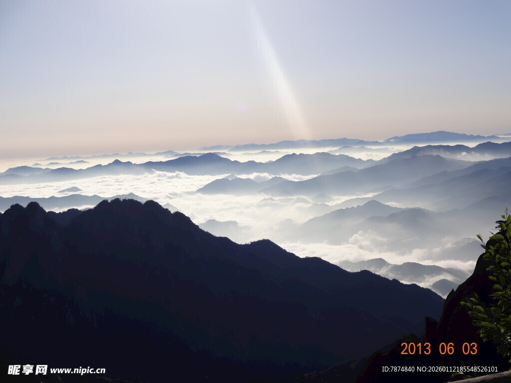 云海山峦间的壮丽日出