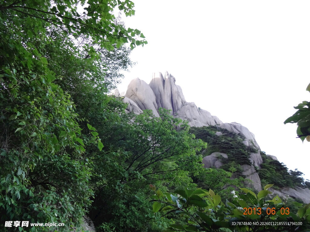 山林间的嶙峋山石