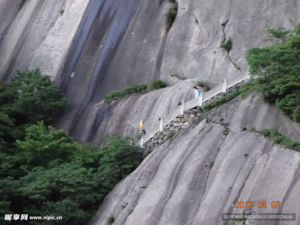 山间峭壁上的蜿蜒小路