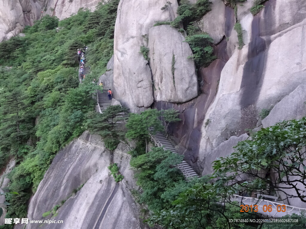 峻峭山石间的葱郁植被