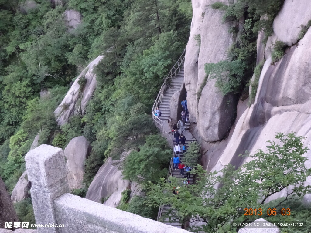 山间栈道上的徒步旅行者