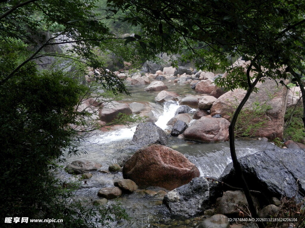 山间溪流与岩石景观