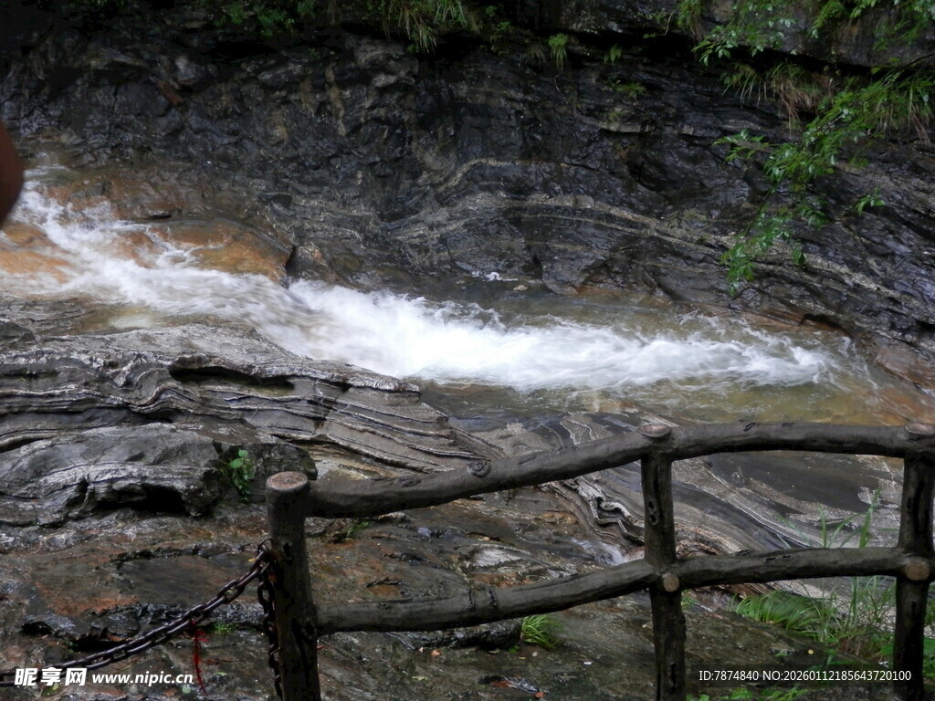 山间木栏旁的潺潺溪流