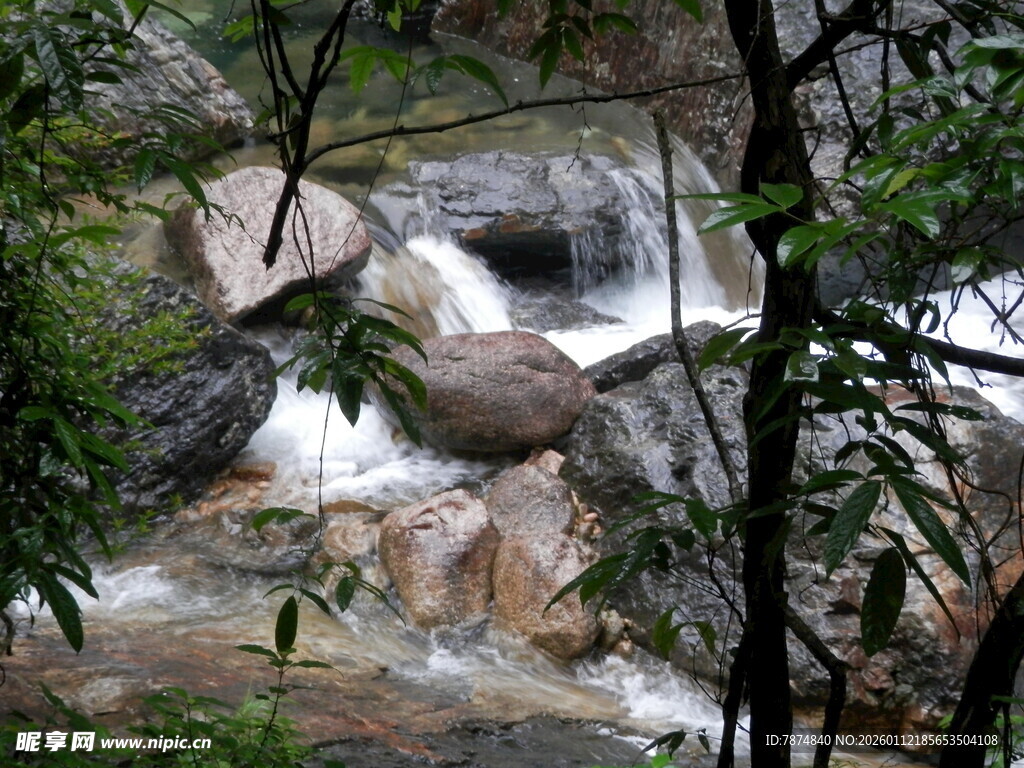 山林间的潺潺溪流瀑布