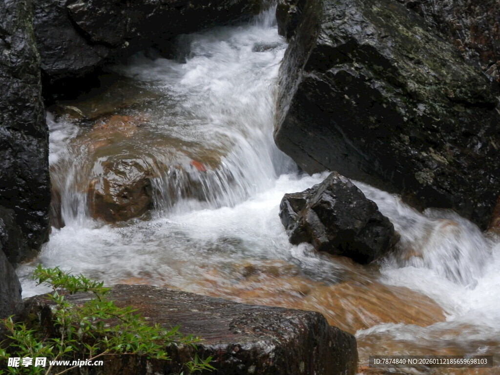 山间溪流潺潺过石间