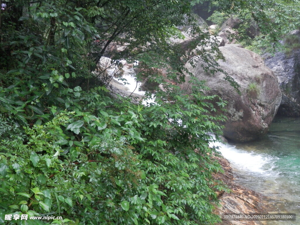 山林间的溪流瀑布景观